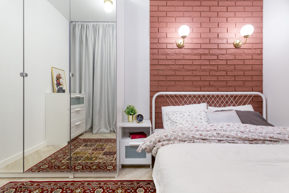 Foto di una piccola camera matrimoniale industriale con pareti rosse, pavimento in vinile, nessun camino e pavimento beige