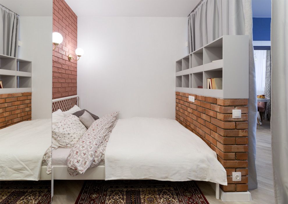 Cette photo montre une petite chambre parentale tendance avec un sol en vinyl, aucune cheminée, un sol beige et un mur orange.