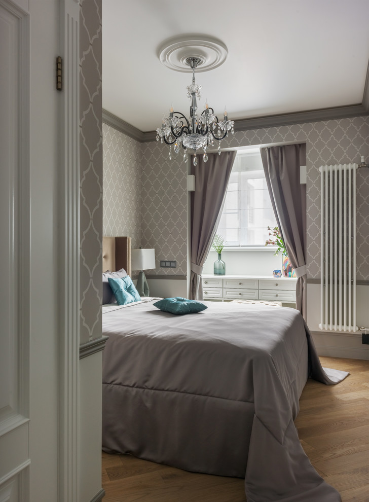 Diseño de dormitorio principal tradicional renovado con paredes grises, suelo de madera en tonos medios y suelo marrón