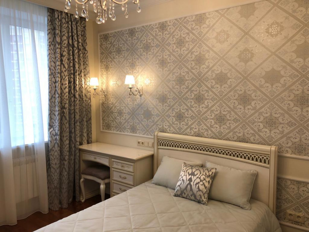 Modelo de habitación de invitados clásica renovada de tamaño medio con paredes beige, suelo de madera oscura y suelo marrón