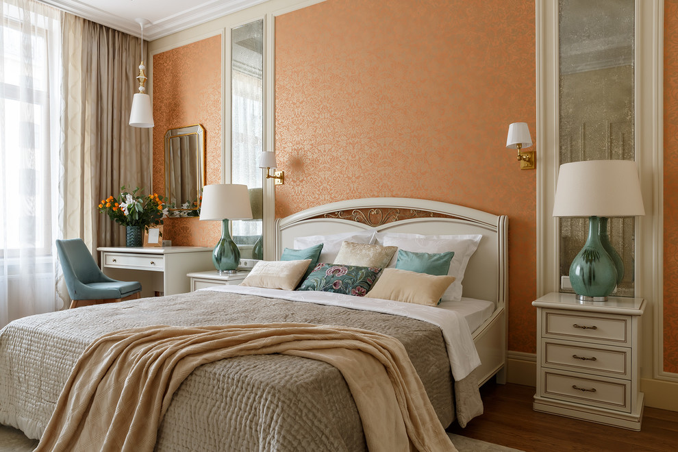 Exempel på ett klassiskt huvudsovrum, med orange väggar, mörkt trägolv och brunt golv