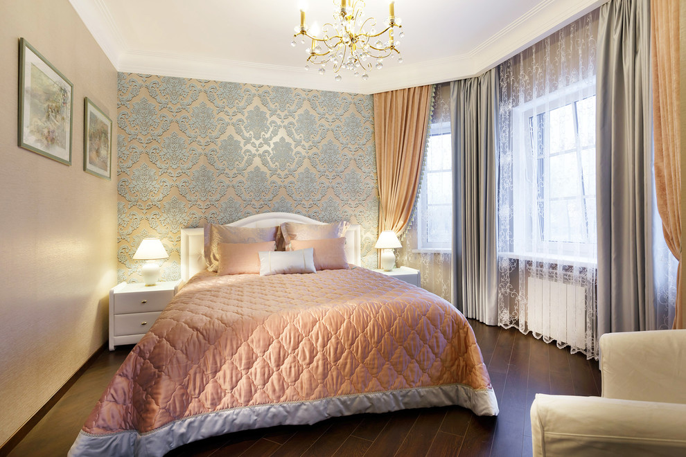 Пример оригинального дизайна: хозяйская спальня среднего размера в классическом стиле с разноцветными стенами, полом из ламината и коричневым полом