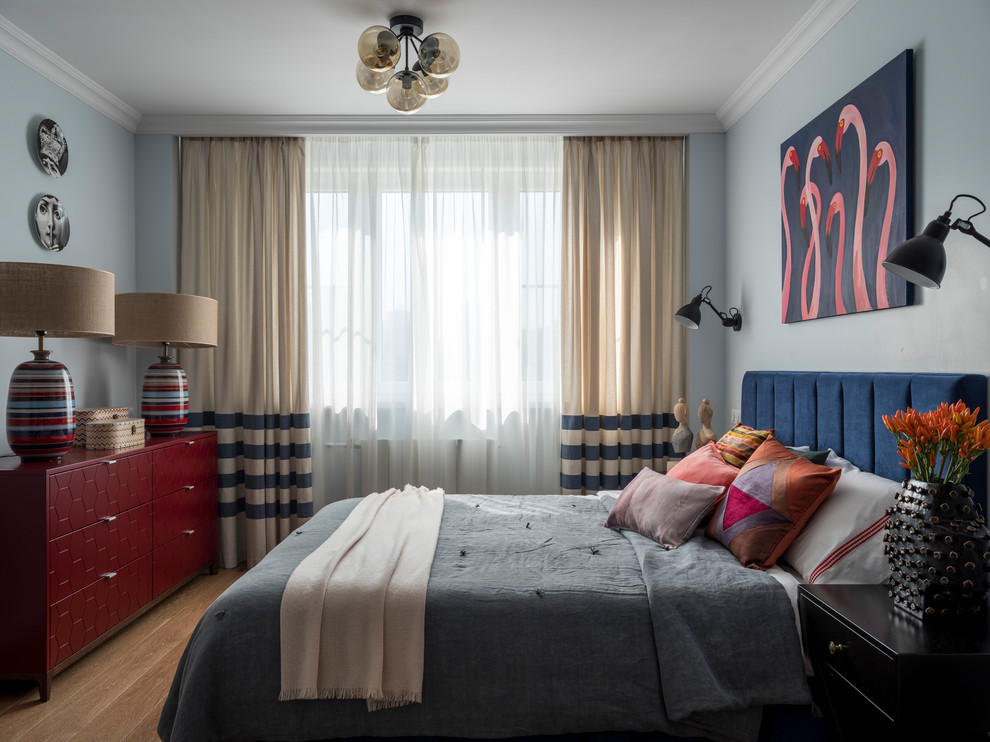 Источник вдохновения для домашнего уюта: спальня в стиле фьюжн с синими стенами, паркетным полом среднего тона, коричневым полом и тюлем
