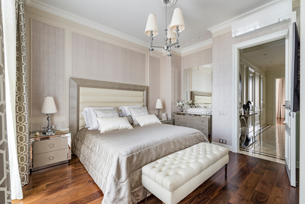 Klassisches Hauptschlafzimmer mit beiger Wandfarbe, braunem Holzboden und braunem Boden in Moskau