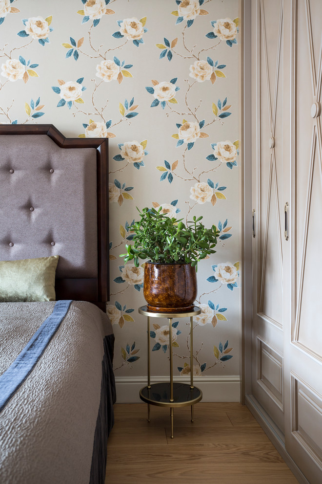 Immagine di una camera da letto vittoriana con pareti multicolore e parquet chiaro