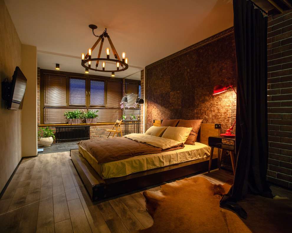 Idee per una camera da letto stile loft industriale di medie dimensioni con pareti multicolore, pavimento in legno massello medio e nessun camino