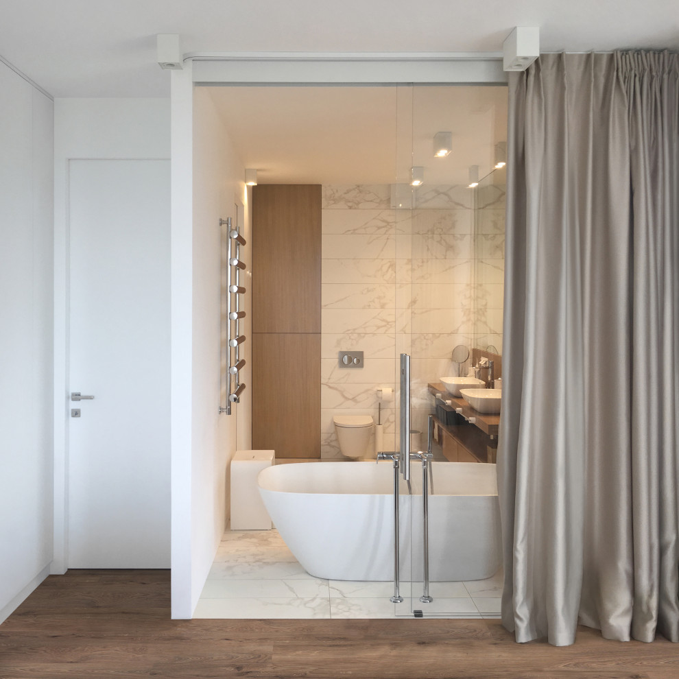 Идея дизайна: ванная комната среднего размера в современном стиле с белыми стенами
