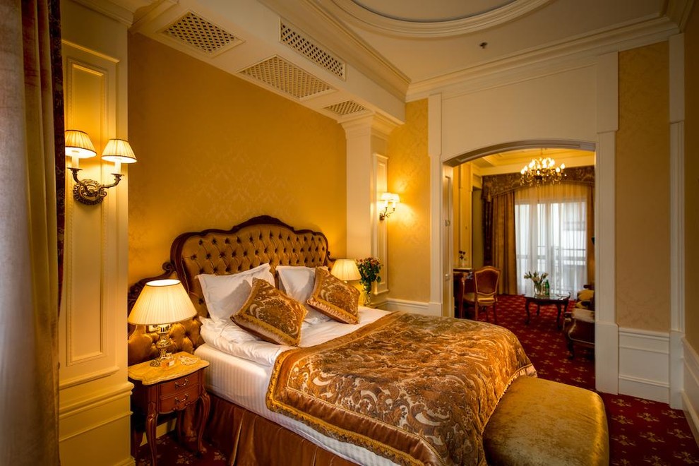 На фото: гостевая спальня (комната для гостей) в классическом стиле с ковровым покрытием, бежевыми стенами и красным полом без камина