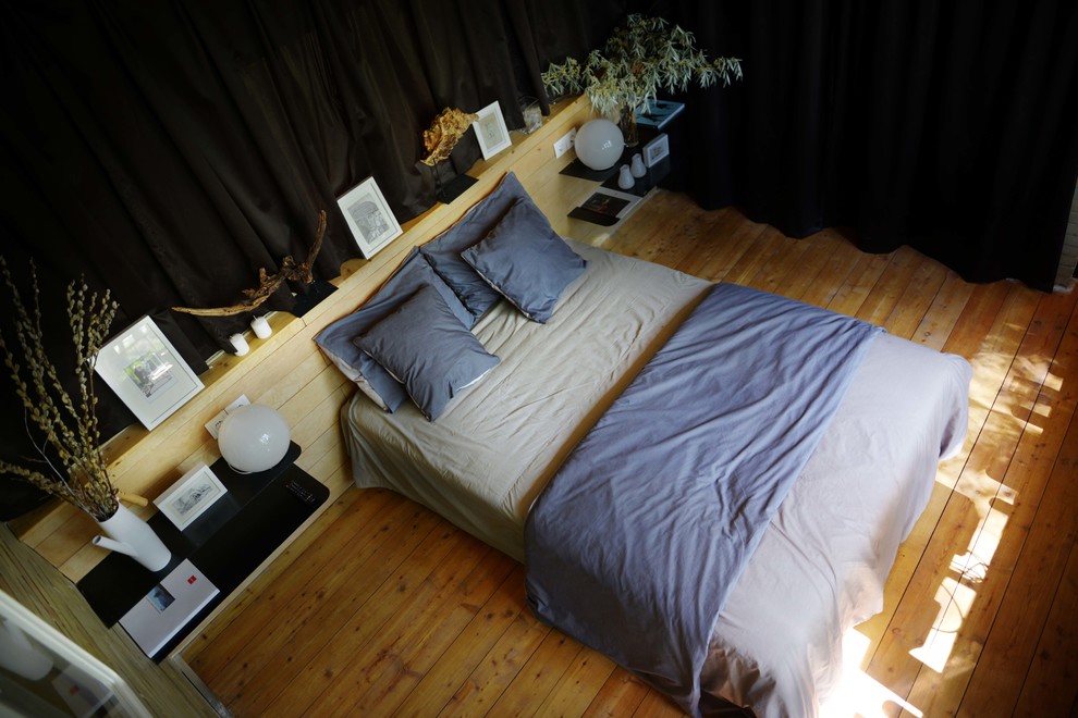 Идея дизайна: гостевая спальня среднего размера, (комната для гостей) в средиземноморском стиле с коричневыми стенами, деревянным полом и коричневым полом