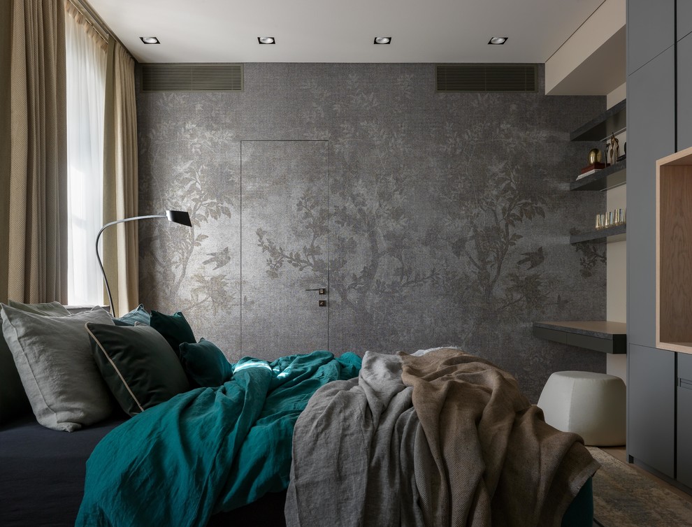 Esempio di una grande camera matrimoniale scandinava con pareti grigie, parquet chiaro e pavimento beige