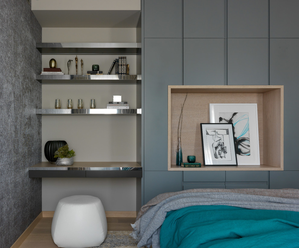 Idéer för ett stort minimalistiskt huvudsovrum, med grå väggar, ljust trägolv och beiget golv