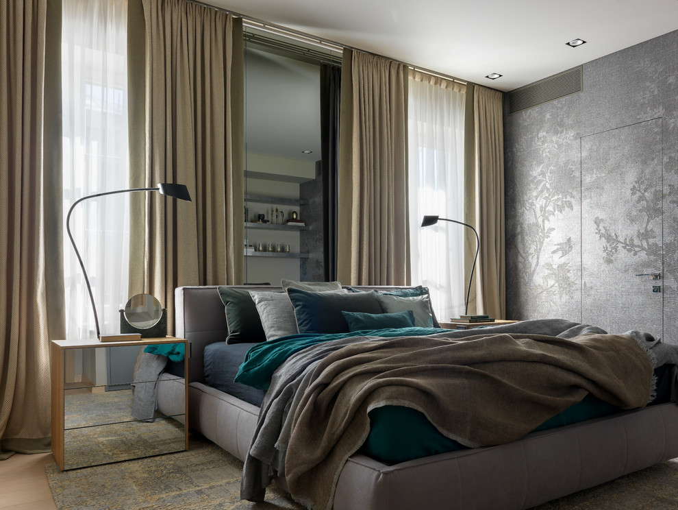 Стильный дизайн: большая хозяйская спальня в современном стиле с серыми стенами, светлым паркетным полом, бежевым полом, тюлем и кроватью в нише - последний тренд