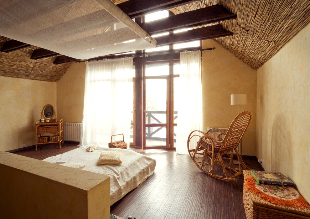 Exemple d'une chambre parentale nature de taille moyenne avec un mur beige et parquet foncé.