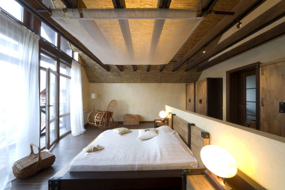 Пример оригинального дизайна: хозяйская спальня среднего размера в стиле кантри с бежевыми стенами и темным паркетным полом