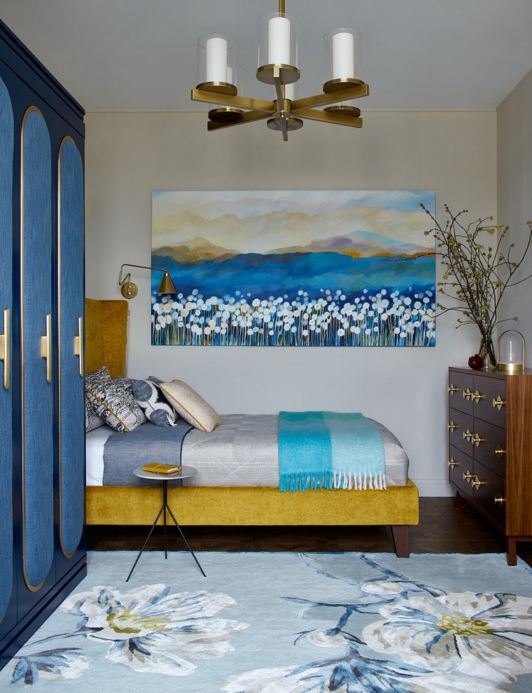 На фото: хозяйская спальня в стиле неоклассика (современная классика) с бежевыми стенами, паркетным полом среднего тона и коричневым полом с