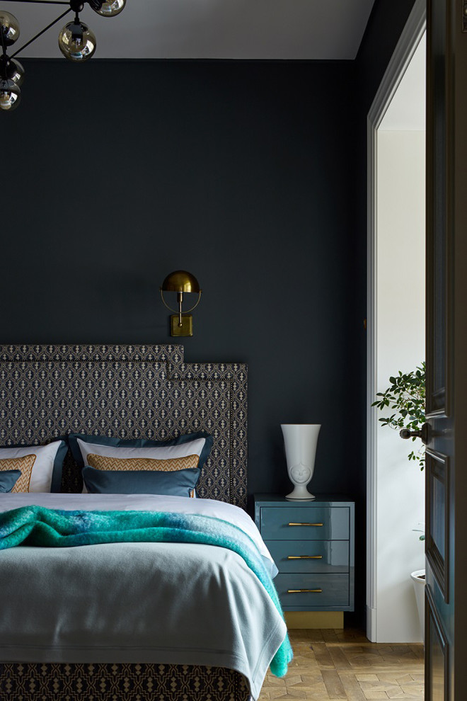 Идея дизайна: хозяйская спальня в стиле неоклассика (современная классика) с черными стенами, паркетным полом среднего тона и коричневым полом