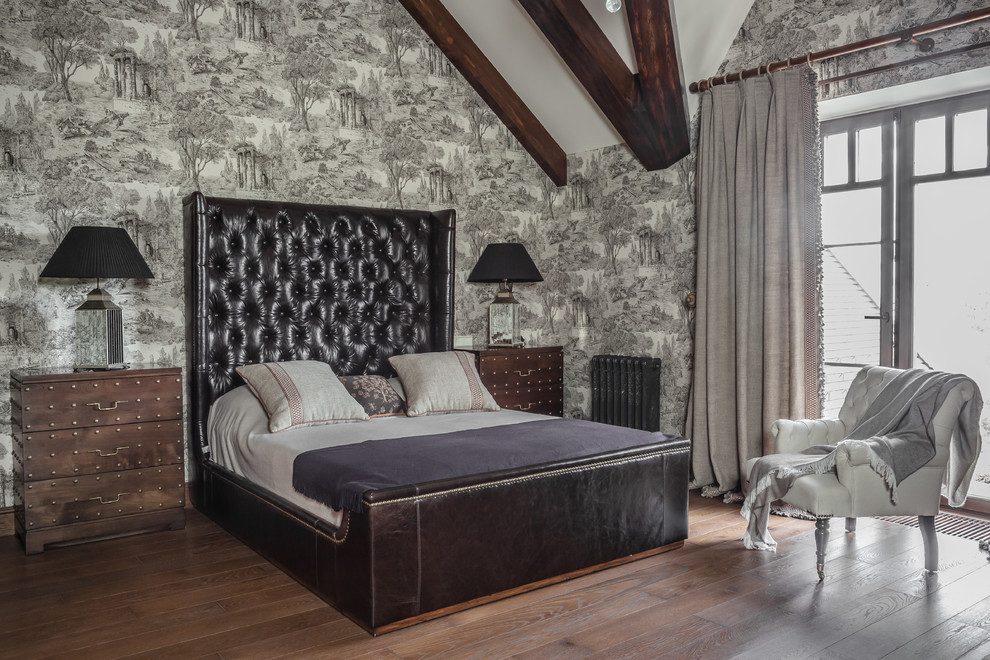 Klassisches Hauptschlafzimmer mit grauer Wandfarbe in Moskau