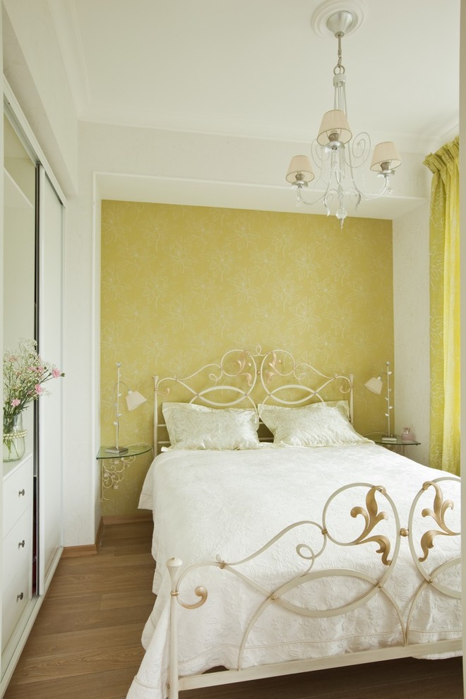 На фото: хозяйская спальня в современном стиле с светлым паркетным полом и кроватью в нише