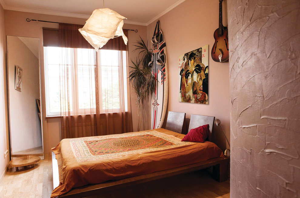 Exemple d'une chambre parentale éclectique de taille moyenne avec un mur beige, parquet clair et un sol beige.