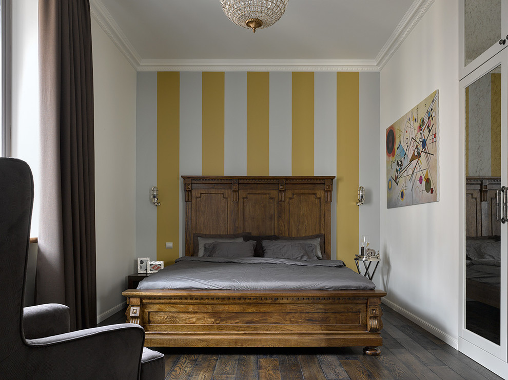 На фото: хозяйская спальня в стиле фьюжн с белыми стенами, темным паркетным полом и кроватью в нише с