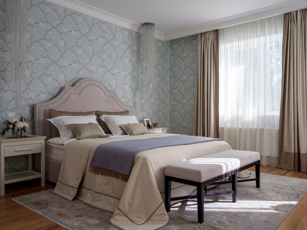 Diseño de dormitorio principal tradicional con paredes multicolor y suelo de madera en tonos medios