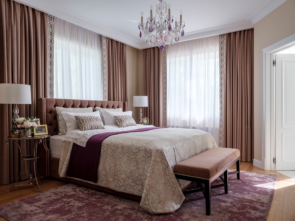 Klassisches Hauptschlafzimmer mit beiger Wandfarbe und braunem Holzboden in Moskau