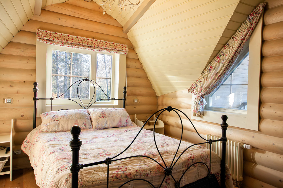 Стильный дизайн: хозяйская спальня среднего размера в стиле кантри с бежевыми стенами - последний тренд