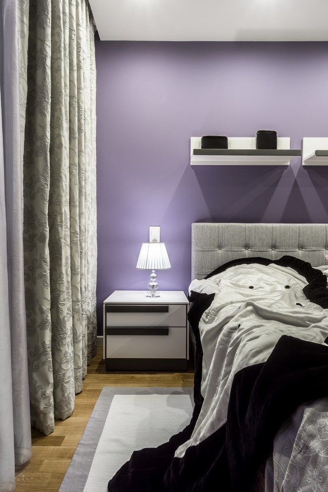Пример оригинального дизайна: хозяйская спальня среднего размера в современном стиле с фиолетовыми стенами, паркетным полом среднего тона и бежевым полом