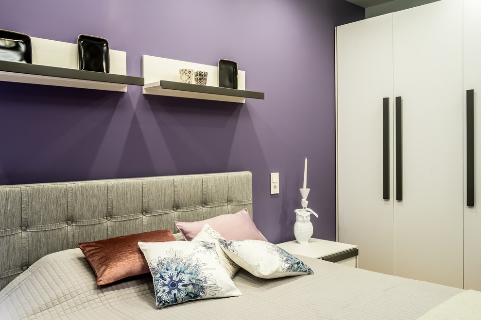 Источник вдохновения для домашнего уюта: хозяйская спальня среднего размера в современном стиле с фиолетовыми стенами, паркетным полом среднего тона и бежевым полом