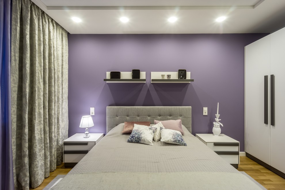 Идея дизайна: хозяйская спальня среднего размера в современном стиле с фиолетовыми стенами, паркетным полом среднего тона и бежевым полом