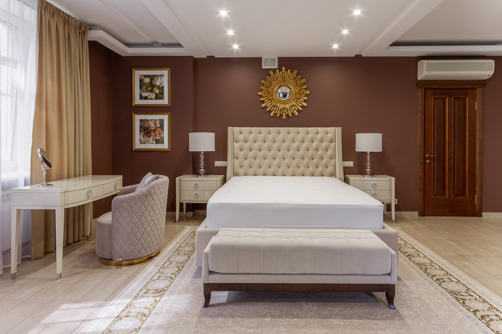 Modelo de dormitorio grande con paredes marrones y bandeja