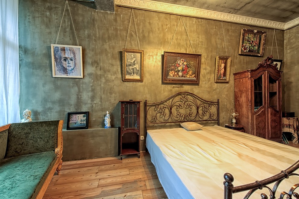 На фото: хозяйская спальня с серыми стенами и светлым паркетным полом