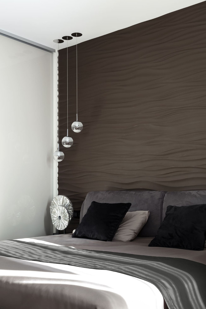 Geräumiges Modernes Hauptschlafzimmer mit weißer Wandfarbe, hellem Holzboden und beigem Boden in Moskau
