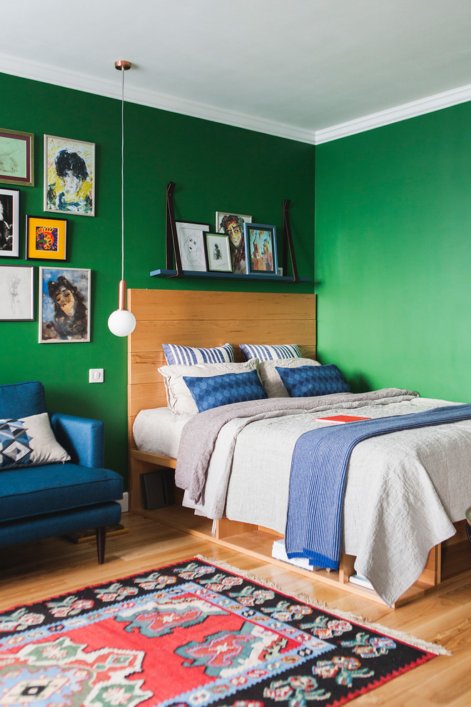 Exemple d'une petite chambre parentale tendance avec un mur vert, un sol en bois brun et un sol marron.