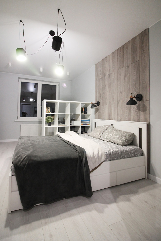 サンクトペテルブルクにある中くらいな北欧スタイルのおしゃれな主寝室 (グレーの壁、ラミネートの床、白い床) のレイアウト