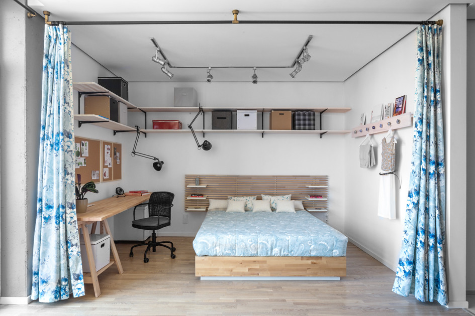 Свежая идея для дизайна: спальня с зонированием шторами - отличное фото интерьера