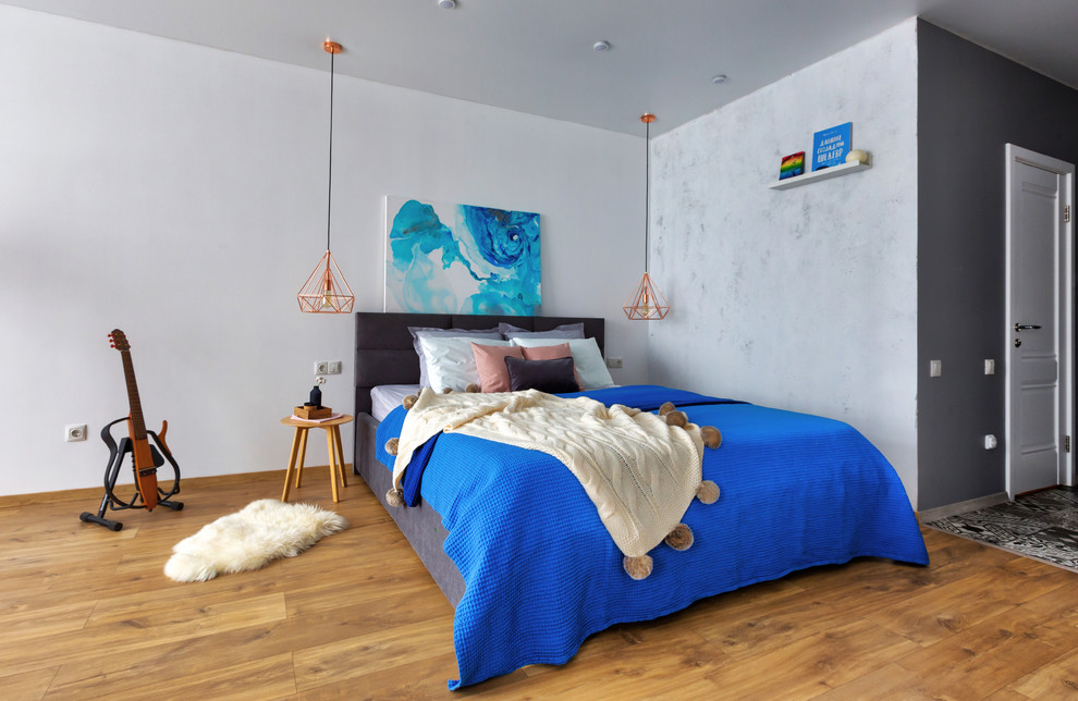 Стильный дизайн: хозяйская спальня среднего размера в скандинавском стиле с белыми стенами - последний тренд