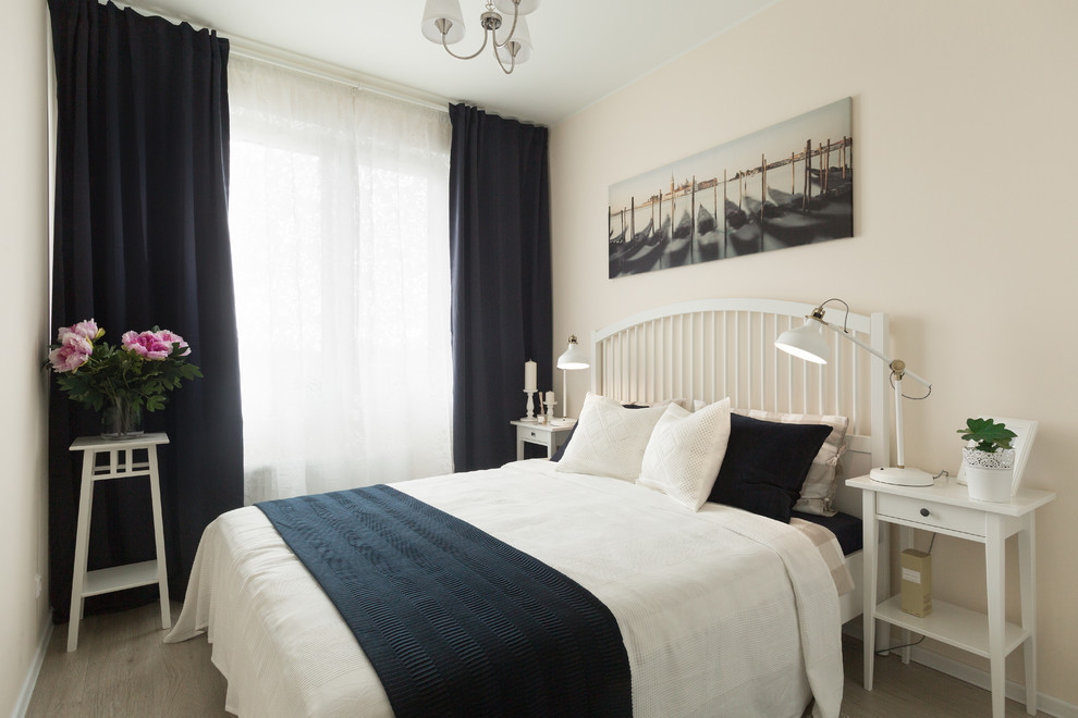 На фото: хозяйская спальня среднего размера в скандинавском стиле с бежевыми стенами, полом из ламината и бежевым полом
