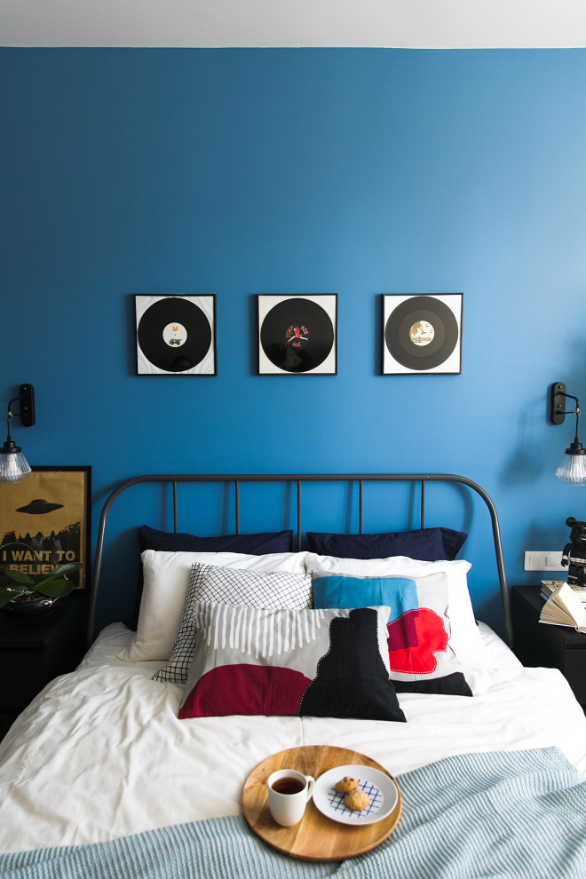 Источник вдохновения для домашнего уюта: хозяйская спальня среднего размера в скандинавском стиле с синими стенами, полом из ламината и коричневым полом