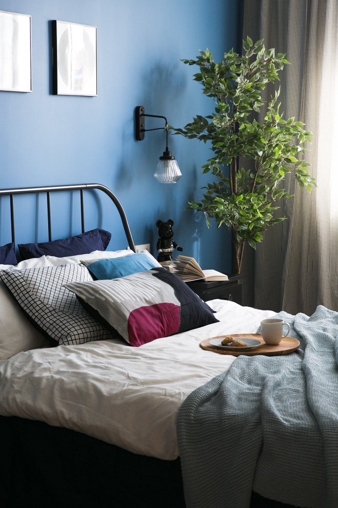 Стильный дизайн: хозяйская спальня среднего размера в скандинавском стиле с синими стенами, полом из ламината и коричневым полом - последний тренд