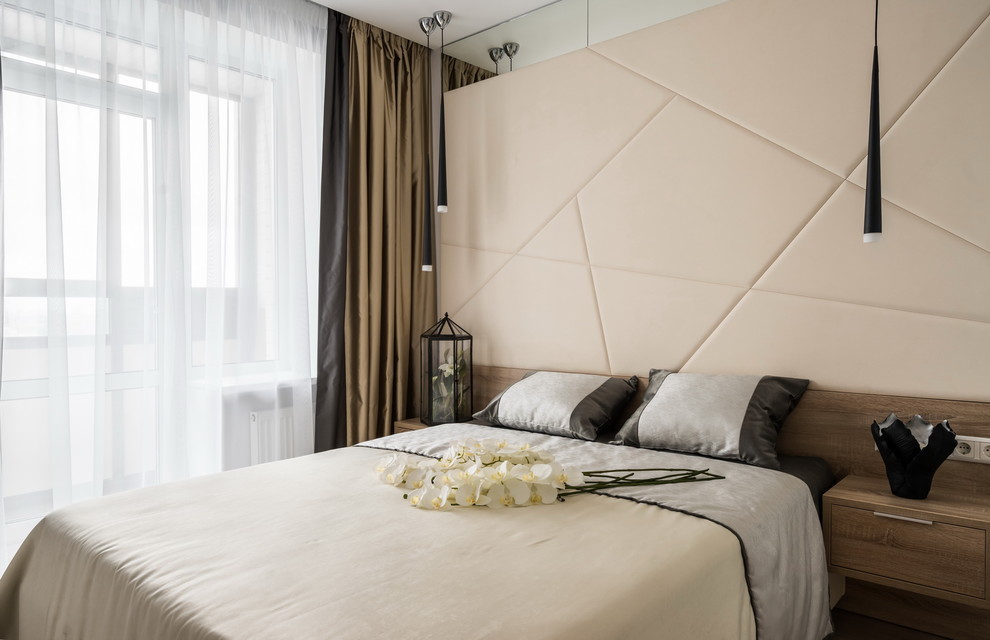 Стильный дизайн: хозяйская спальня в современном стиле с бежевыми стенами - последний тренд