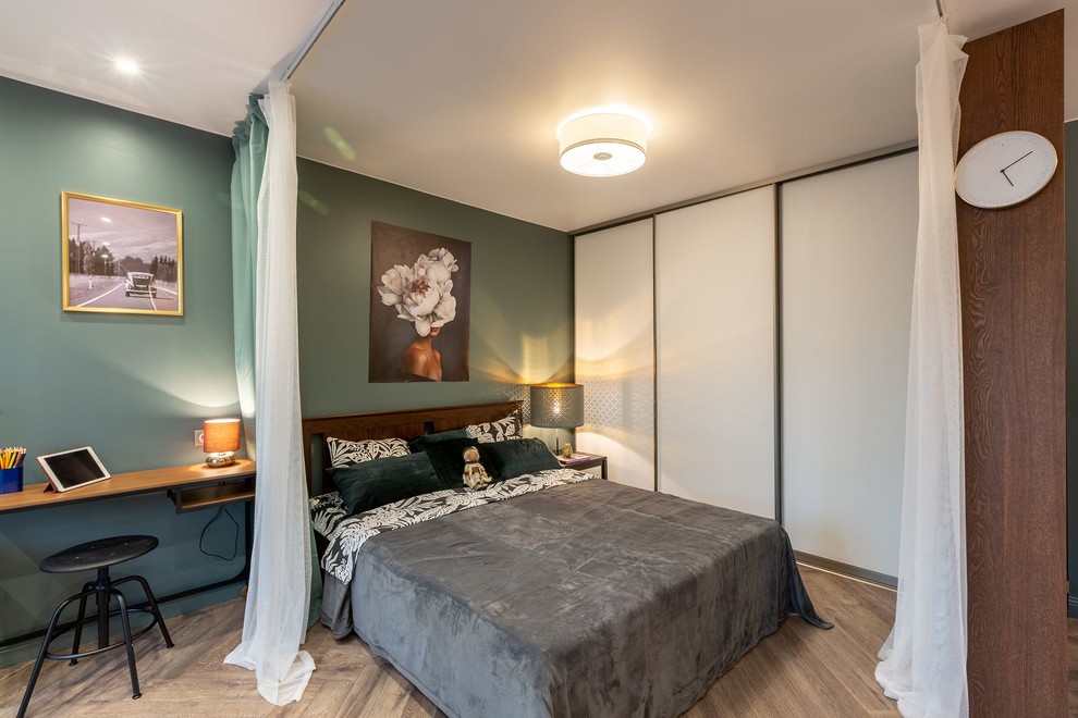 Источник вдохновения для домашнего уюта: маленькая хозяйская спальня в скандинавском стиле с зелеными стенами, темным паркетным полом и коричневым полом для на участке и в саду