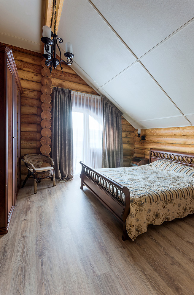 Стильный дизайн: спальня в стиле кантри с коричневыми стенами - последний тренд