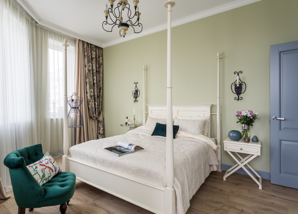 Стильный дизайн: хозяйская спальня в стиле неоклассика (современная классика) с зелеными стенами, паркетным полом среднего тона и коричневым полом - последний тренд