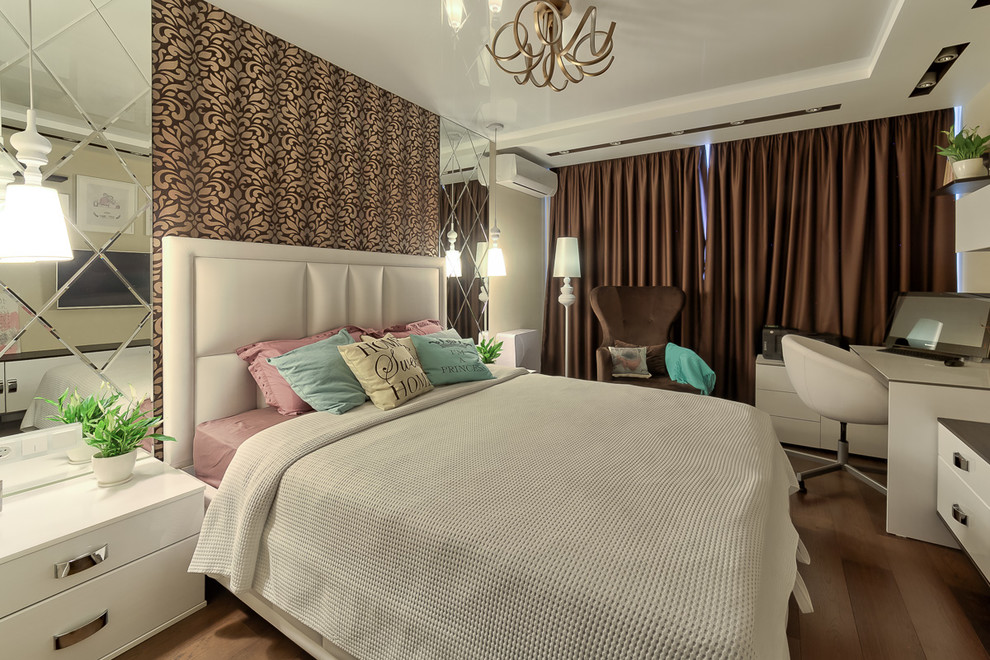 Стильный дизайн: хозяйская спальня среднего размера в современном стиле с бежевыми стенами, темным паркетным полом и коричневым полом - последний тренд