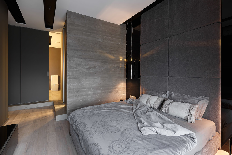 サンクトペテルブルクにあるコンテンポラリースタイルのおしゃれな主寝室 (グレーの壁、淡色無垢フローリング) のレイアウト