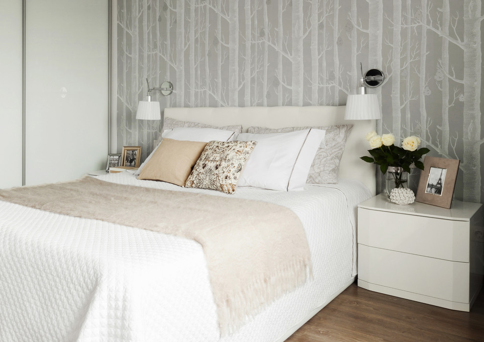Пример оригинального дизайна: гостевая спальня (комната для гостей) в современном стиле с серыми стенами и паркетным полом среднего тона