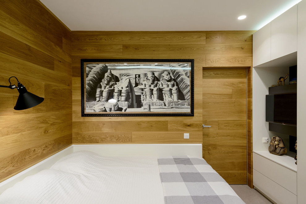 Стильный дизайн: хозяйская спальня в современном стиле с коричневыми стенами - последний тренд