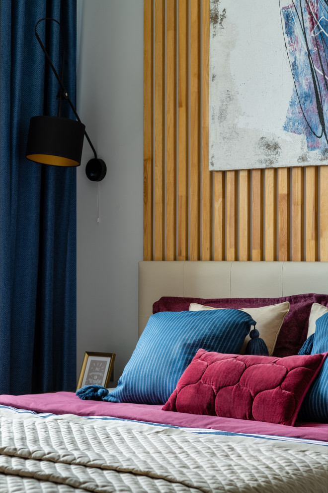 На фото: маленькая хозяйская спальня в скандинавском стиле с синими шторами для на участке и в саду