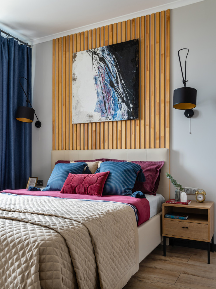 Пример оригинального дизайна: спальня в скандинавском стиле с синими шторами и кроватью в нише